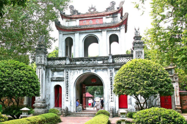 How many tourist attractions does Hanoi have?