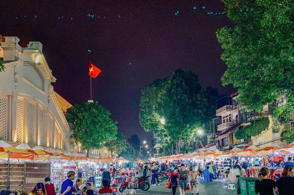 How is Hanoi Old Quarter at night?