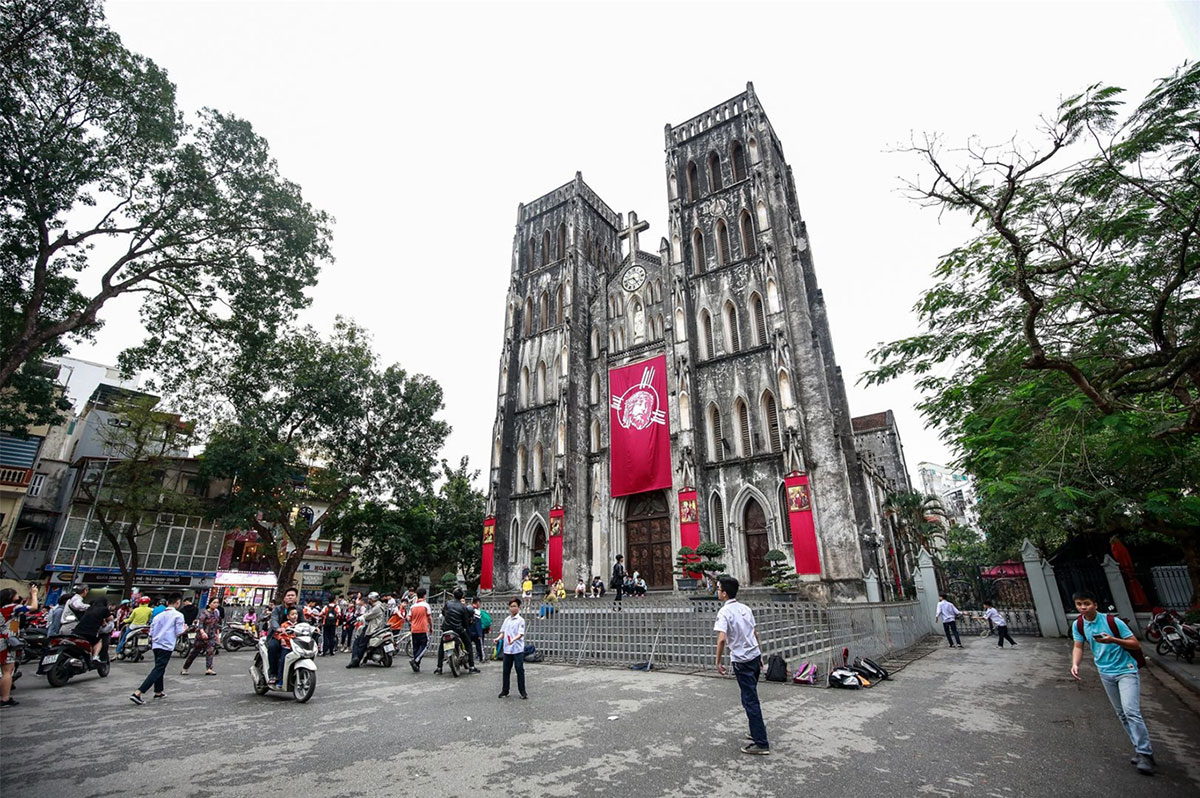 What are the famous places in Hanoi?