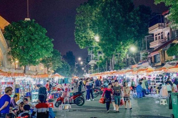Revealing the old town night market for those who come to Hanoi for the first time