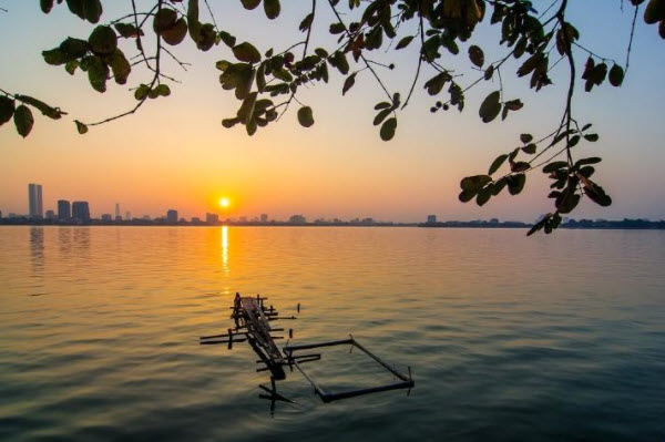 What is the beauty of West Lake tourist area?