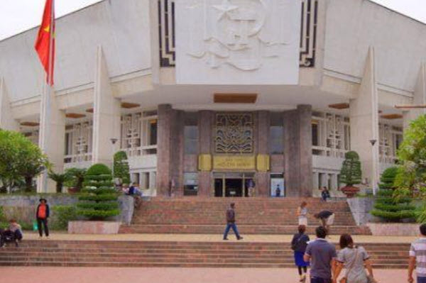 Visiting Ho Chi Minh Museum